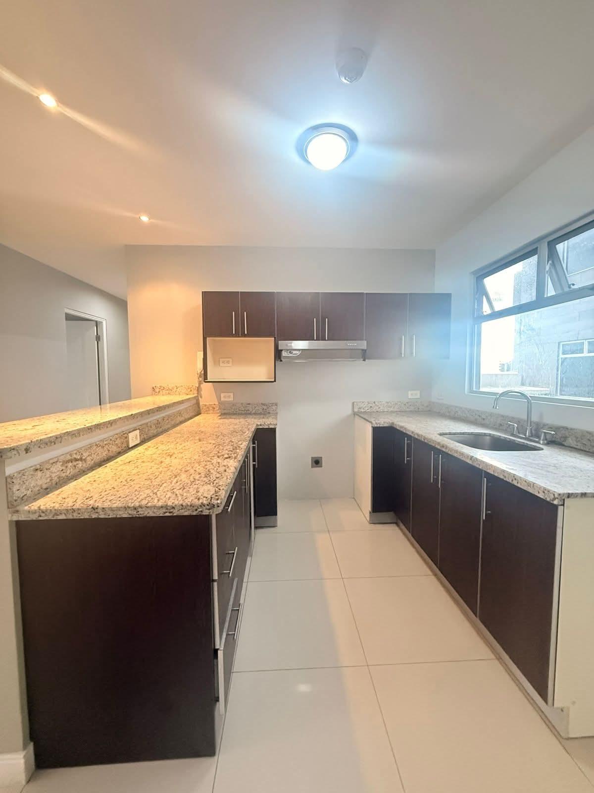 3 habitaciones
2 baños
Cochera para 2 vehículos
Sala y comedor amplios
Balcón
Ascensor 
Seguridad 24/7
Cuarto de pila
Walk-in closet
No se aceptan mascotas