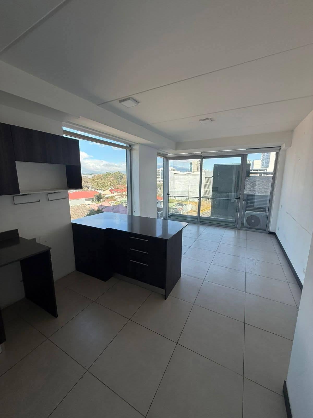 2 habitaciones
2 baños
Sala con vista panorámica
Cocina moderna
Área de lavado
2 parqueos
Bodega incluida
Pet Friendly
⁠A/C
⁠Bodega (plus) 
Amenidades de la torre:
Piscina, áreas comunes de lujo y seguridad.
