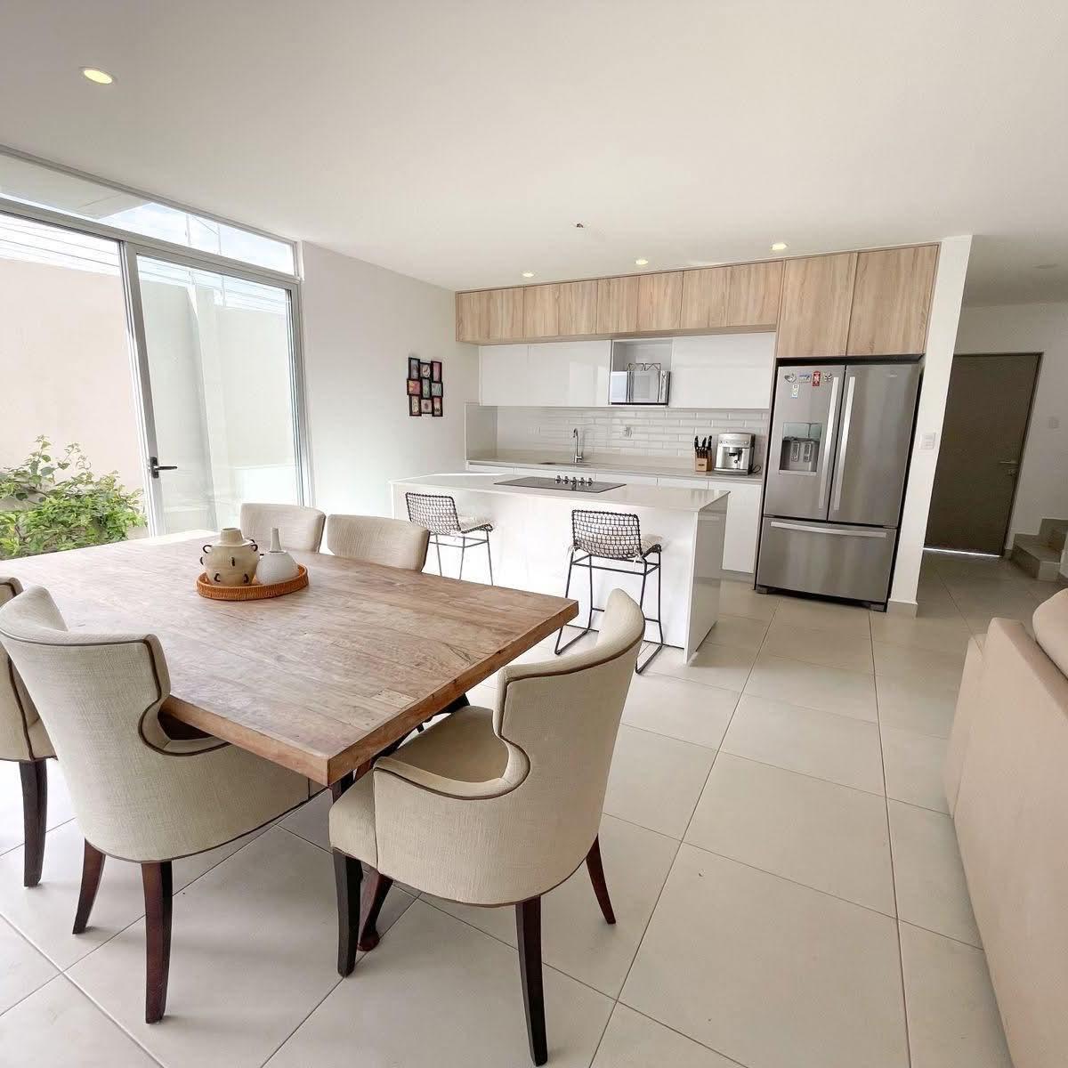 Cuota condominal:  ₡52.000
Medida: 176m2
Características:
- 2 Habitaciones, la principal con Walking Closet 
- 2.5 Baños
- Cocina 
- Bodega
- Jardín con riego automático 
- Area de Pilas 
- Parqueo para 2 vehículos 
Amenidades:
- Gimnasio amplio
- Piscina 
- Seguridad 24/7
- Área de Cowork
- Restaurante 
- Salon de actividades 
- Rancho bbq
- Play de niños
- Cancha de Fútbol 5 