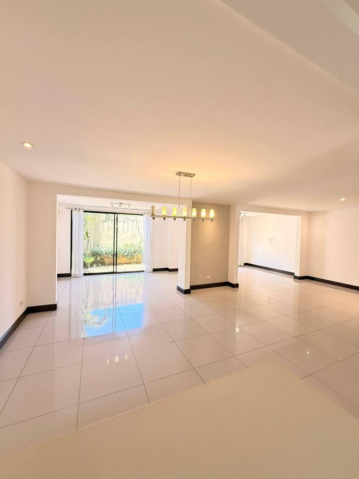Lote: 183m² / Construcción: 244m²
Casa de tres pisos
- 3 Habitaciones (principal con walking closet)
- 3 Baños y medio
- Sala y comedor amplios
- Cocina con gran espacio de almacenamiento
- Cuarto de servicio con baño completo
- Terraza
- Patio verde
- Bodega
- Patio de pilas
- Zona para bar
- 2 Parqueos
- Espacio para oficina o cuarto