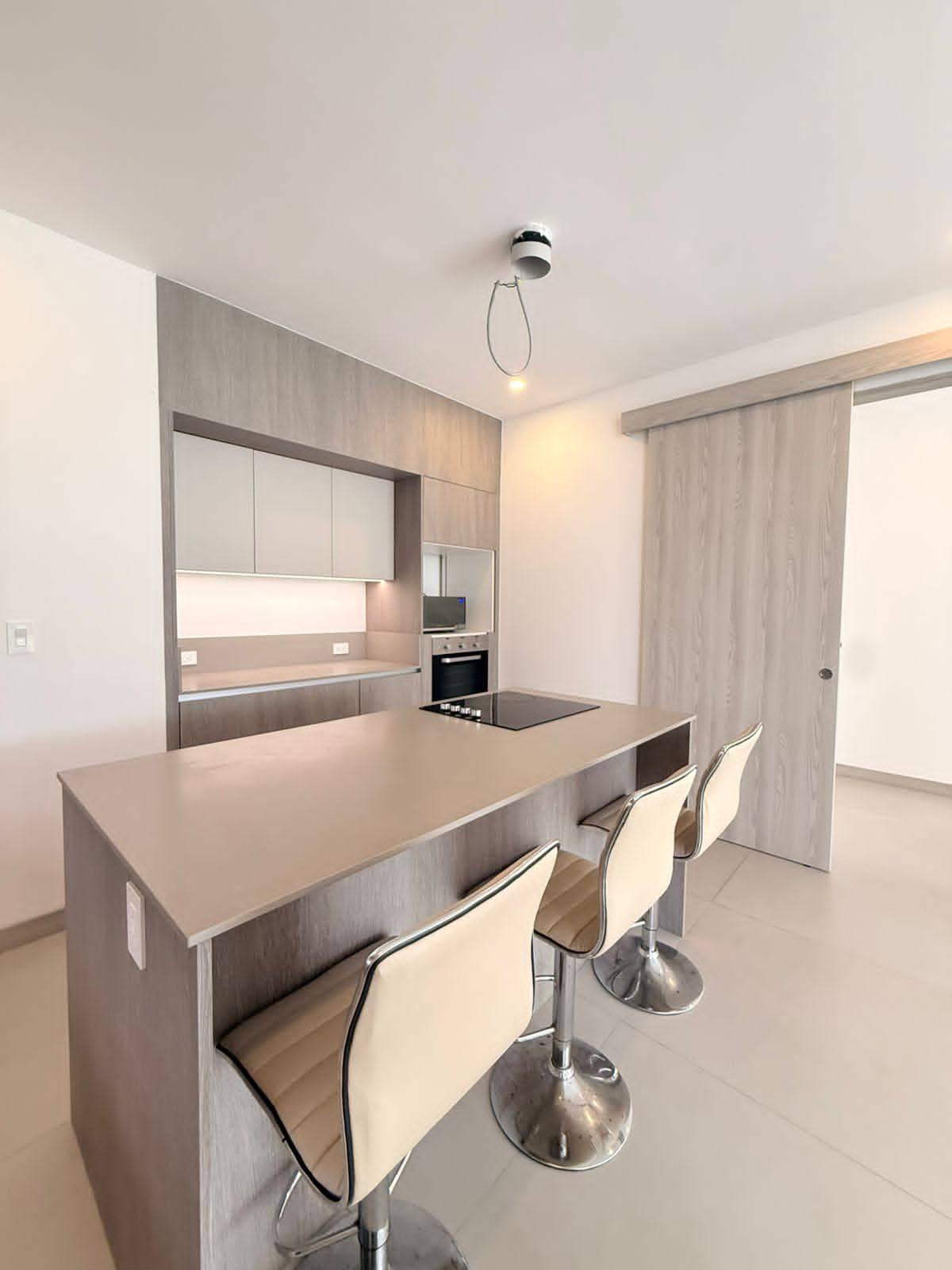 Construcción: 327 m² | Terreno: 392 m²
Detalles:
- 3 Habitaciones (principal con walk-in closet y baño privado) (cada habitación cuenta con su propio baño)
- Cuarto de servicio con baño completo
- 4.5 Baños
- Sala de TV
- Espacio para oficina con baño
- Sala y comedor con concepto abierto
- Cocina amplia
- 2 Bodegas
- 2 Parqueos
- Jardín amplio
Amenidades:
- Piscinas
- Gimnasio equipado
- Canchas de pádel, tenis y fútbol
- Playground para niños
- Salón de juegos
- Seguridad y ambiente familiar
Viví rodeado de lujo, amplitud y exclusividad 