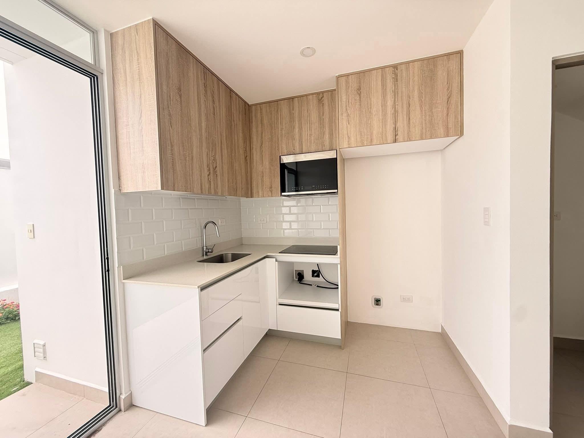 Precio: ₡600.000 + Depósito
2 Habitaciones 
1.5 Baños
Patio
Sala comedor Cocina
Cochera 2 vehículos
Disfruta de un estilo de vida exclusivo en este hermoso condominio 
Amenidades del Condominio: 
- Gimnasio amplio
- Piscina 
- Seguridad 24/7
- Cowork 
- Restaurante 
- Salon de actividades 
- Rancho bbq
- Play de niños
- Cancha de Fútbol 5 
- Parque de Mascotas 