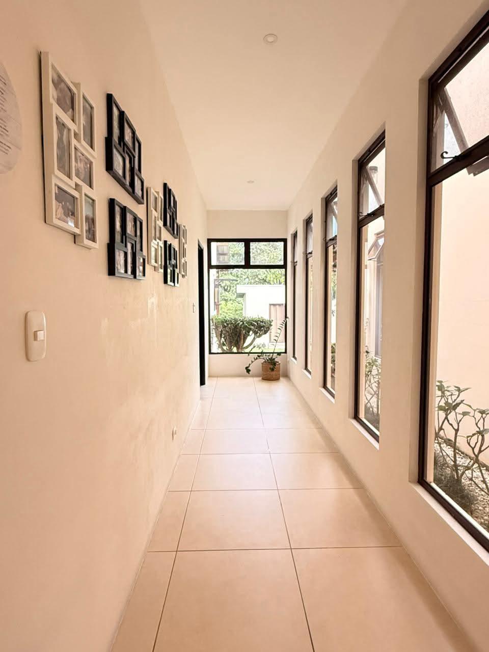 SE VENDE CASA EN RESIDENCIAL EN RÍO ORO- SANTA ANA 🏡

Casa de un Piso

Precio: $425.000

Terreno: 725m² / Construcción: 278m²

Características:

- Sala,Comedor y cocina integrados
-Despensa independiente
-Sala de TV
- 3 Habitaciones
- 2.5 baños
- Cuarto de pilas y tendedero
- Parqueo para 2 vehículos
-Tanque de agua
-Amplia zona verde
Seguridad 24/7

Cuenta de mantenimiento ₡75.000

Marina Vasquez
Cel: 8412 4621 
Inmobiliaria Valencia 
Pag web: https://www.gpovalenciacr.com/ 

Cod 627