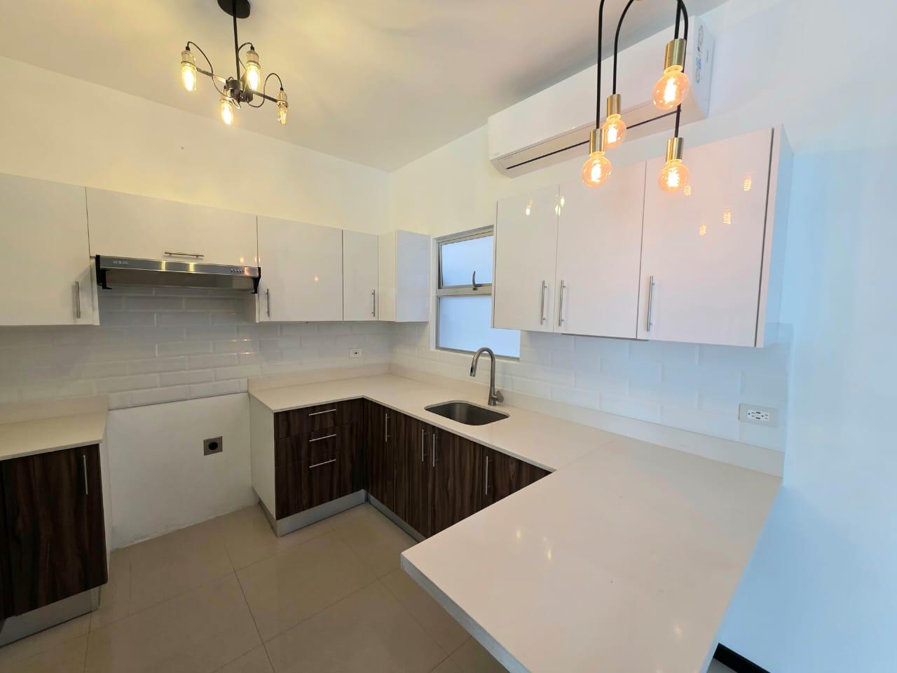 Alquiler de Townhouse en Brasil de Santa Ana 

​Mensualidad: $1.550 + depósito

Con acabados totalmente personalizados y estilo impecable 

​Detalles:
- ​3 Habitaciones con aire acondicionado (principal con balcón, walk-in closet y baño privado; secundarias con baño compartido)
- ​2.5 Baños 
- ​Sala y comedor (con aire acondicionado)
- ​Cocina remodelada
- ​Área de lavandería
​- Terraza
- ​Espacio para BBQ
- ​Espacio de estar o baulera en el segundo nivel
- ​1 Bodega
- ​2 Espacios de parqueo

Incluye:
- Aire acondicionado en habitaciones, sala y comedor
- Cocina totalmente equipada con refrigeradora
- Torre de lavado / lava-secadora)

Cod 209A